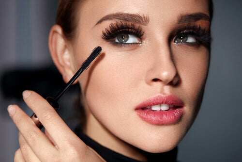 How To Apply Your Mascara The Right Way